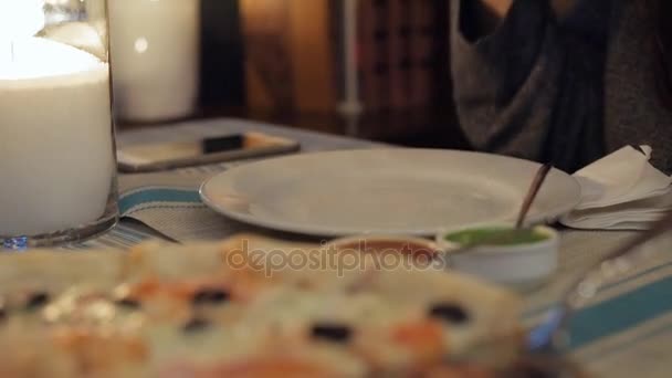 Mujer Comiendo Pizza Café Ciudad — Vídeo de stock