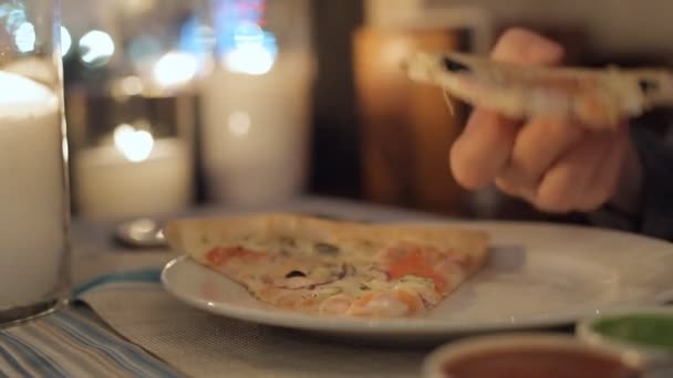 Mujer Comiendo Pizza Café Ciudad — Vídeo de stock