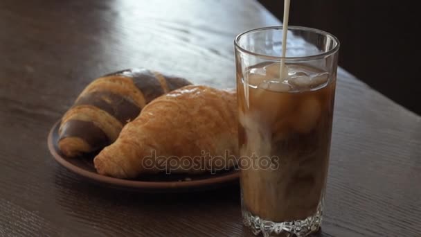 Café Glacé Dans Grand Verre Avec Crème Versé Sur — Video