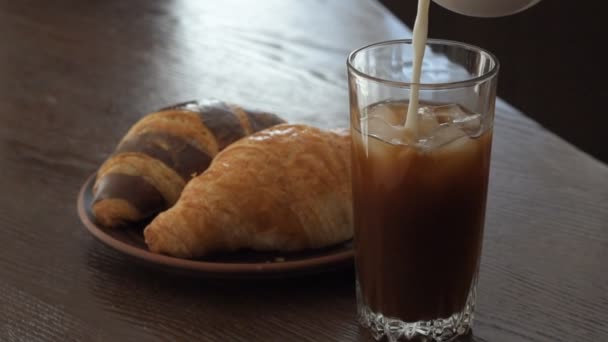 Café Helado Vaso Alto Con Crema Vertido Encima Movimiento Lento — Vídeos de Stock