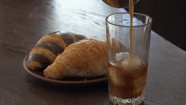 유리에 얼음에 커피를 따르고 아이스 커피입니다 아이스 — 비디오
