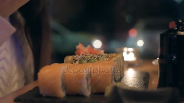 Genç Kadın Suşi Şehir Restoranda Yemek Suşi Bar Akşam Yemeği — Stok video