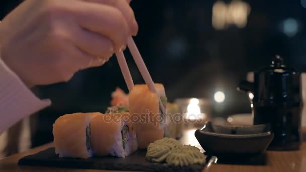 Jeune Femme Mangeant Des Sushis Restaurant Ville Bar Sushis Dîner — Video