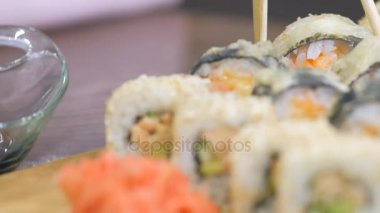 suşi yemek çubukları tutmak ve sosun daldırma.