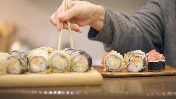 Wanita Muda Yang Bahagia Makan Sushi Gulung Rumah — Stok Video