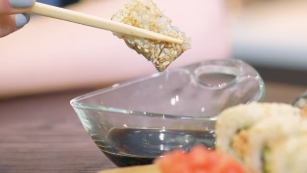 Cinemagraph Sojasaus Druipend Van Sushi Resolutie Foto — Stockvideo