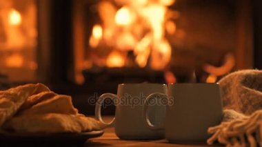 Bir bardak sıcak kakao şömine arka plan üzerinde ile gelen buhar.  