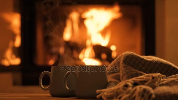 Vapor Una Taza Con Cacao Caliente Fondo Chimenea — Vídeos de Stock