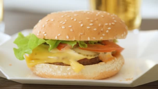 Dva Hamburger Čerstvou Zeleninou Pivní Sklenice — Stock video