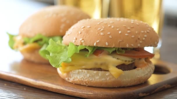 Due Hamburger Con Verdure Fresche Bicchieri Birra — Video Stock