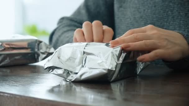 Ženských Rukou Otevřít Krabici Hamburger Hamburger Doručení Filtr Efekt Barevný — Stock video