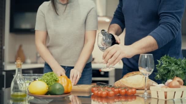 Par Förbereder Måltiden Par Köket Matlagning Tillsammans — Stockvideo
