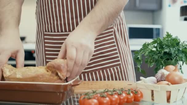 Man Förbereder Kött Köket — Stockvideo