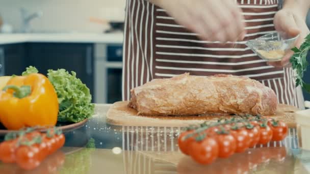 Man Voorbereiding Van Vlees Keuken — Stockvideo