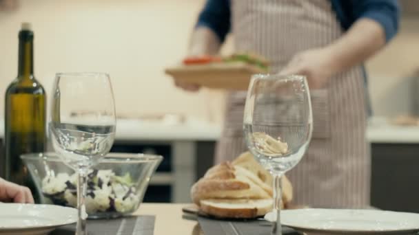 Homem Servir Jantar Para Uma Noite Romântica Conceito Romântico — Vídeo de Stock