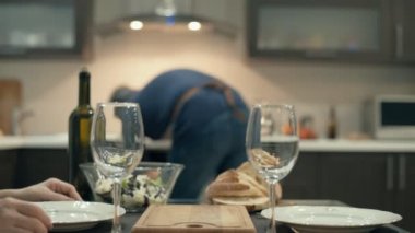 Romantik akşam yemeğine hizmet veren adam. Romantik kavramı .