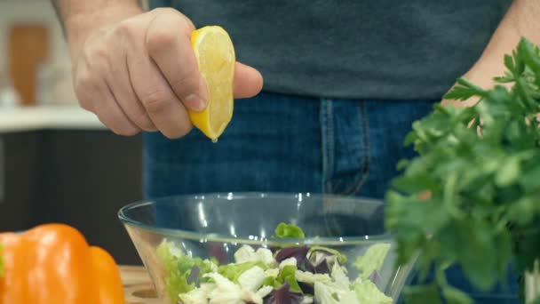 Cinemagraph Meremas Lemon Dengan Tangan Untuk Membuat Salad Foto Gerak — Stok Video