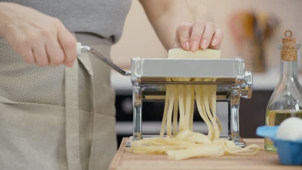 Párrafo Cinematógrafo Las Manos Mujer Utilizan Una Máquina Cortadora Pasta — Vídeos de Stock