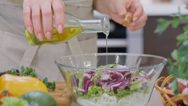 Cinématographie Verser Huile Olive Sur Une Salade Fraîchement Préparée Photo — Video