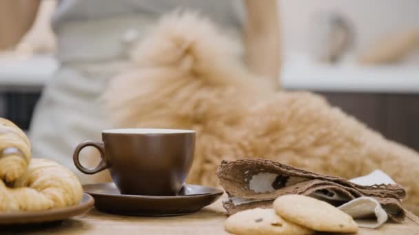 Frau Gießt Kaffee Tasse Dampf Aus Einer Tasse Mit Heißem — Stockvideo