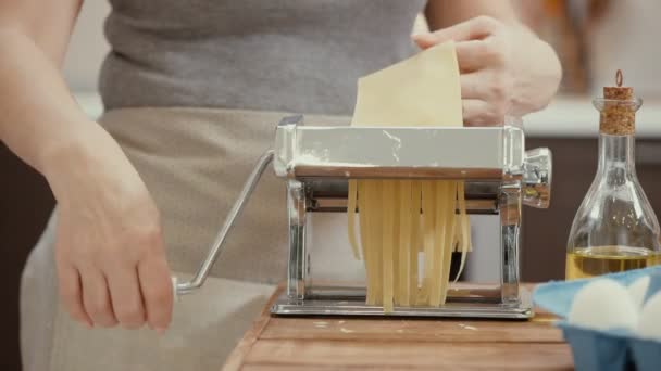 Las Manos Mujer Utilizan Una Máquina Corte Pasta — Vídeos de Stock