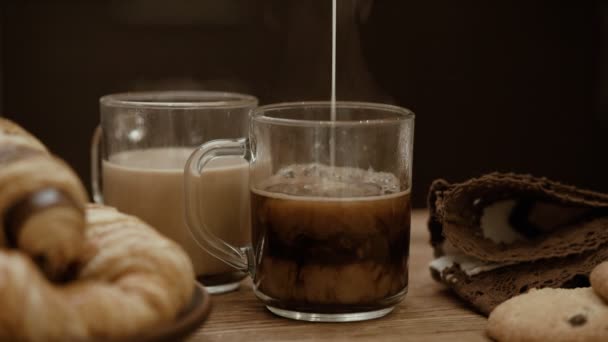 Wlewając Mleko Kubka Kawą Steam Filiżanek Gorącej Kawy Śniadanie — Wideo stockowe