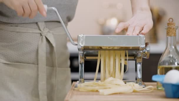 Kadının Elinde Bir Pasta Kesme Makinesi Kullanın — Stok video