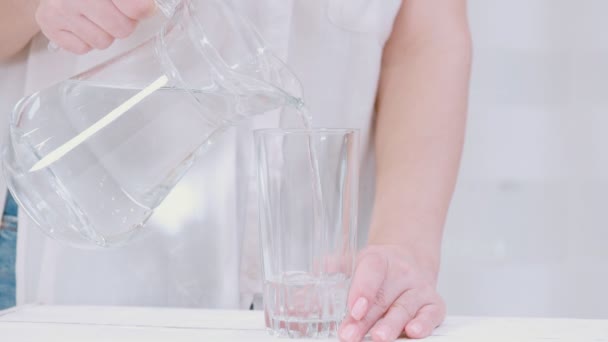 Gieten Van Een Werper Een Glas Water — Stockvideo