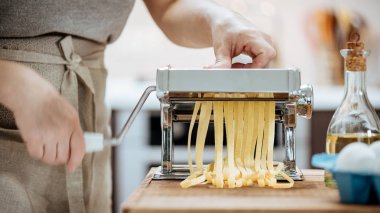 Kadının elinde bir pasta kesme makinesi kullanın.
