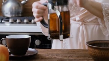 Sıcak çay çaydanlık Kupası'nda üzerinden dökülen el. 