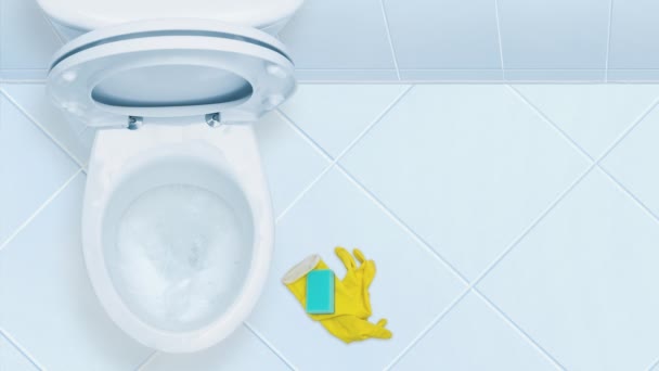 Hände Auf Gelben Handschuhen Die Eine Toilette Reinigen Hintergrund — Stockvideo