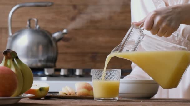 Kinemagraph Junge Frau Gießt Orangensaft Ein Glas Frühstück Bewegtbild — Stockvideo