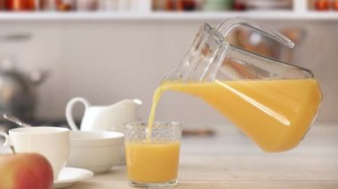Cinemagraph - portakal suyu bir bardak dökme. Kimse. Hareketli fotoğraf.
