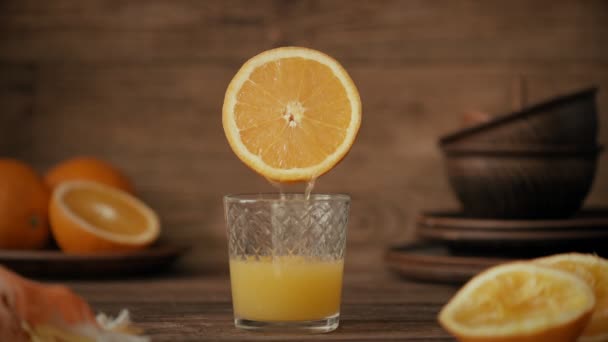 Cinemagraph Verser Jus Orange Dans Verre Personne Photo Mouvement — Video