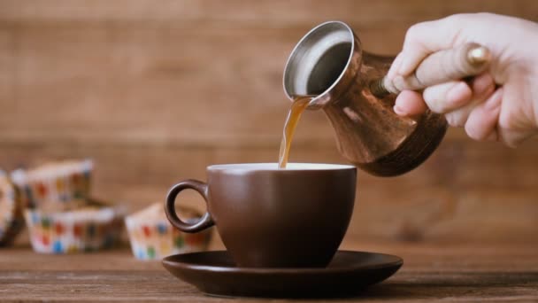 Bir Fincana Kahve Dolduruyorum — Stok video