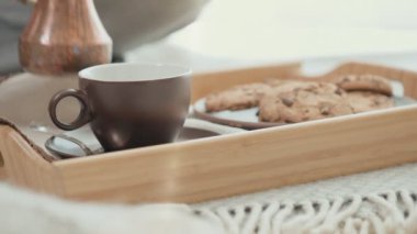Genç kadın kahve bir fincan içine yağıyor. Kahvaltı.