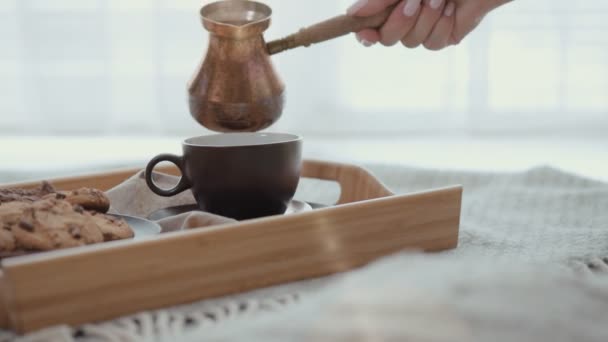 Genç Kadın Kahve Bir Fincan Içine Dökme Kahvaltı — Stok video