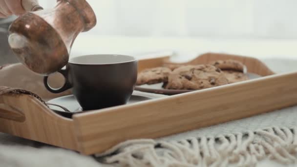 Jonge Vrouw Koffie Gieten Een Kopje Ontbijt — Stockvideo