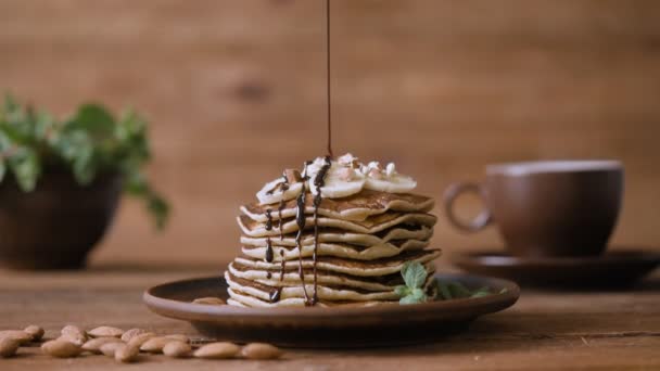 Hemgjord Pannkakor Med Banan Mandlar Och Choklad — Stockvideo