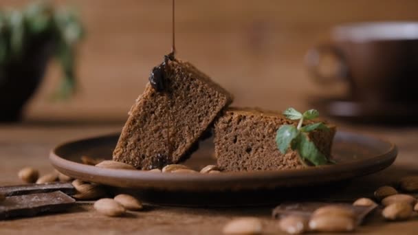Cobertura Chocolate Derramando Brownie Caseiro — Vídeo de Stock