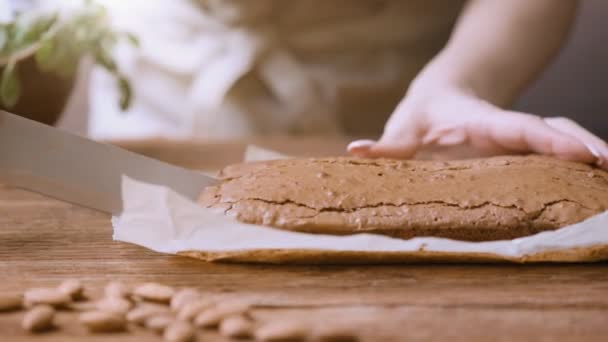 Mujer Rebanando Pastel Mesa Madera Brownie Chocolate Preparado — Vídeo de stock