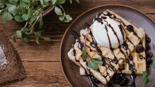 Belgische Waffeln Mit Schokoladensoße Und Eis — Stockvideo