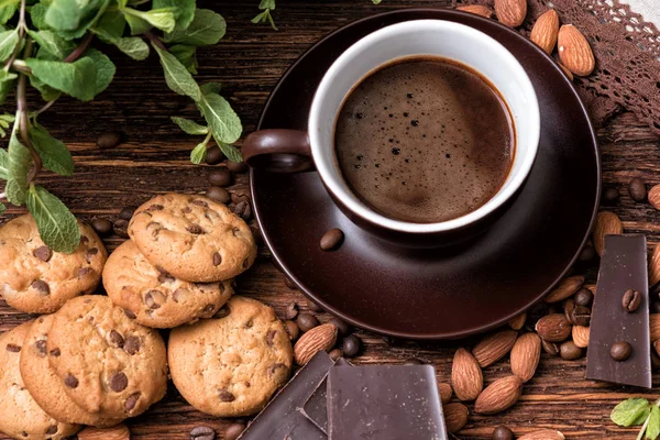 Kaffekopp Bönor Mandel Choklad Och Cookie Gamla Köksbord Ovanifrån — Stockfoto