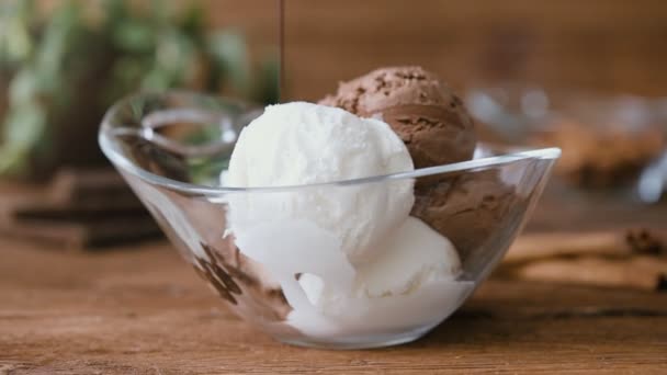 Dondurma Çikolatalı Topping Dökmek Için — Stok video