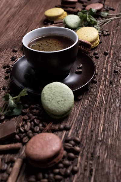 Coffee Cup Bönor Choklad Och Färg Mandelbiskvier Gamla Köksbord — Stockfoto