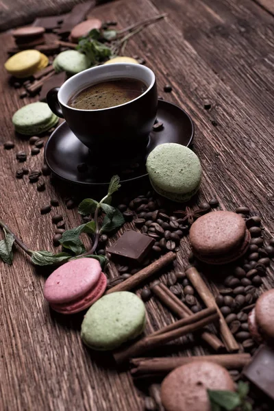 Eski Mutfak Masasında Kahve Kupası Fasulye Çikolata Renk Macaroons — Stok fotoğraf