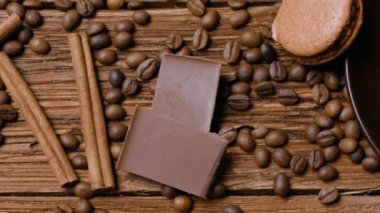 Kahve fincanı, fasulye, çikolata ve macaroons eski mutfak masasında. Üstten Görünüm.