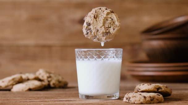 Печиво Потрапляє Склянку Молока — стокове відео