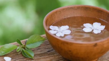 Cinemagraph - eski ahşap, çiçek aranjmanı, aroma spa konsept kasede beyaz çiçekler. Hareketli fotoğraf.