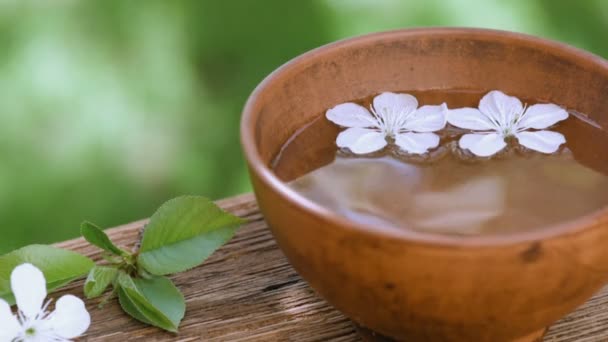 Cinemagraph Flores Brancas Tigela Madeira Velha Arranjo Flores Conceito Spa — Vídeo de Stock